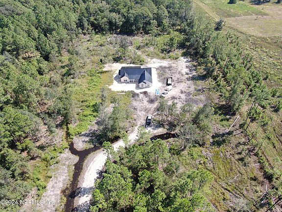 3rd image of 421 E HORSESHOE Court