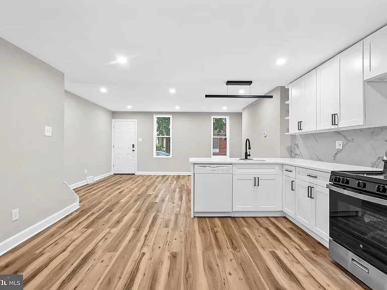 1908 N Croskey St — Photo 11