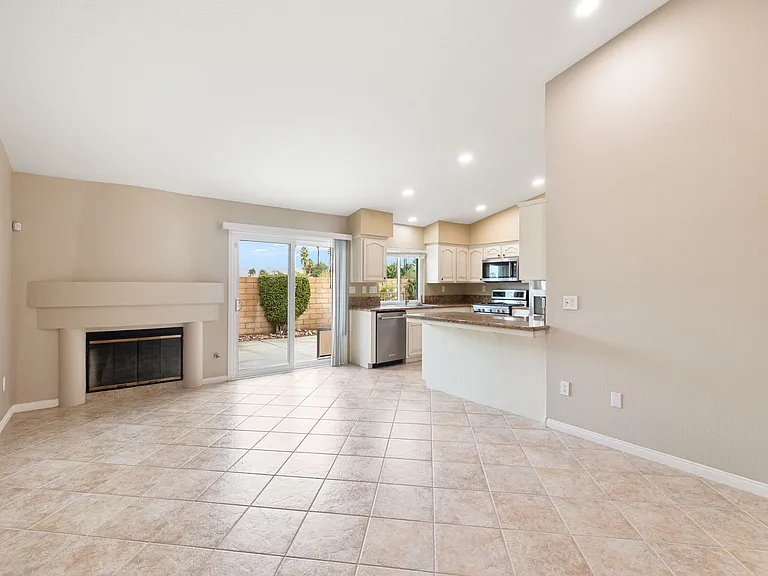 44030 Mariposa Ct — Photo 10