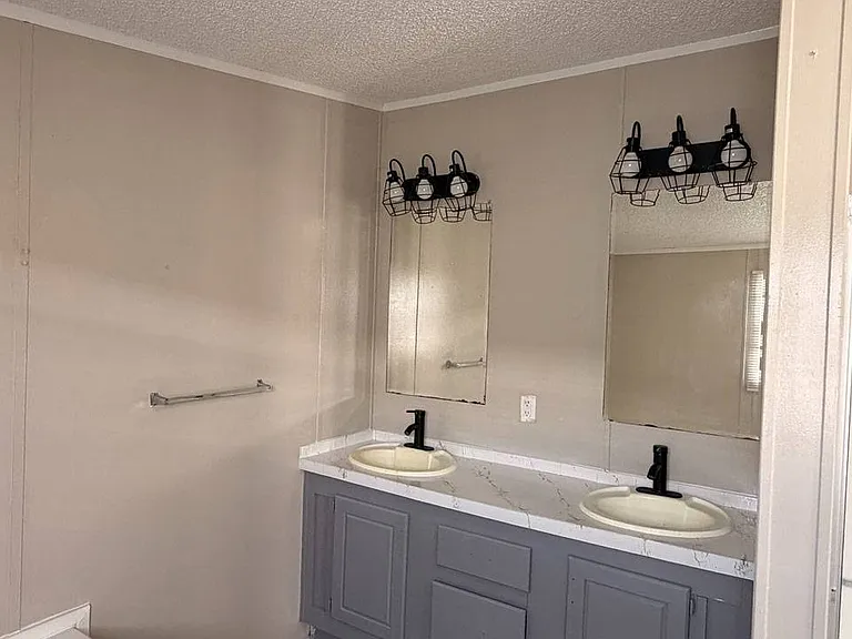 2112 Colonial Dr — Photo 6
