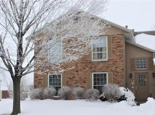 4116 Lexington Dr NE APT B, Cedar Rapids, IA 52402