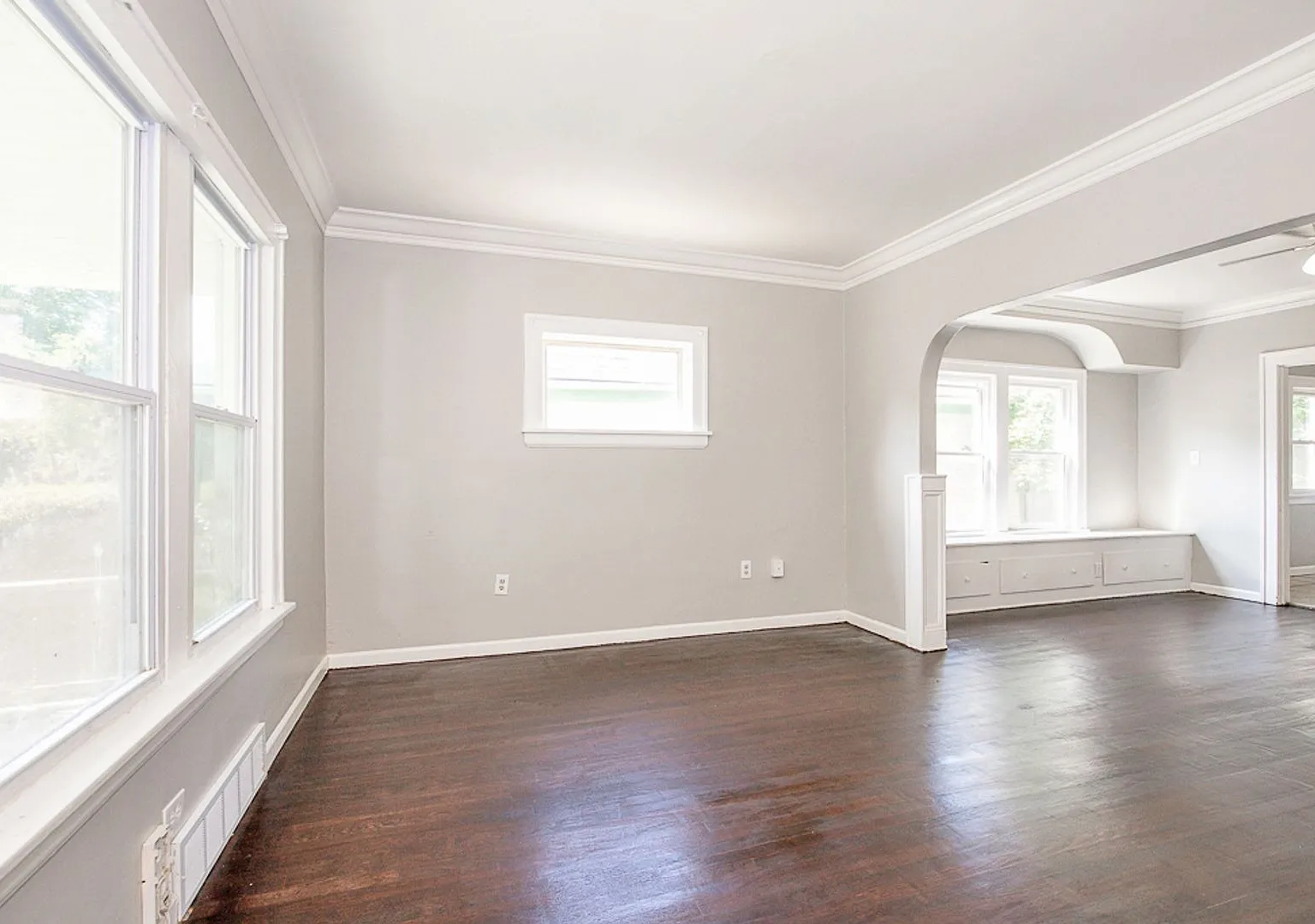 5 Beds 1 Bath Single Family Home In Mt Pleasant! — Photo 3