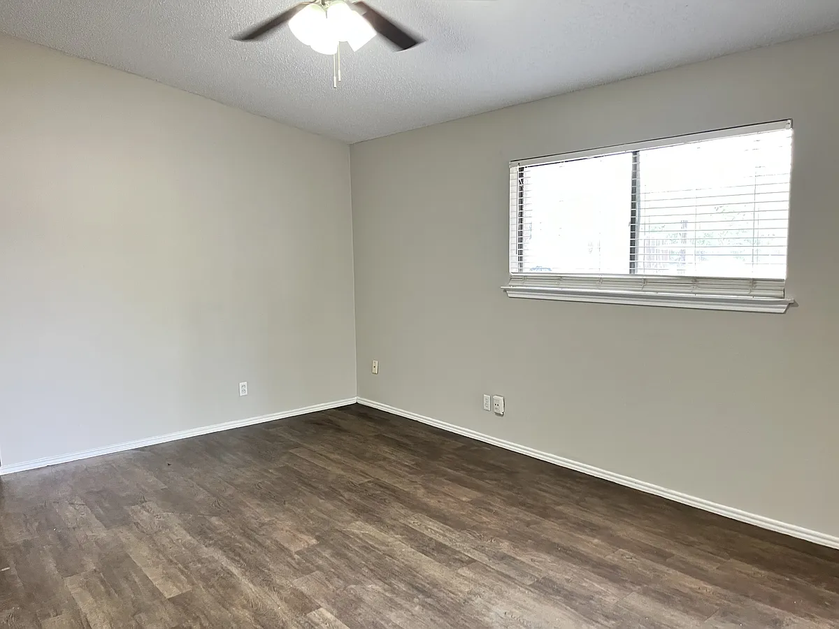 Building Photo - 1554 Lahn Rd #1