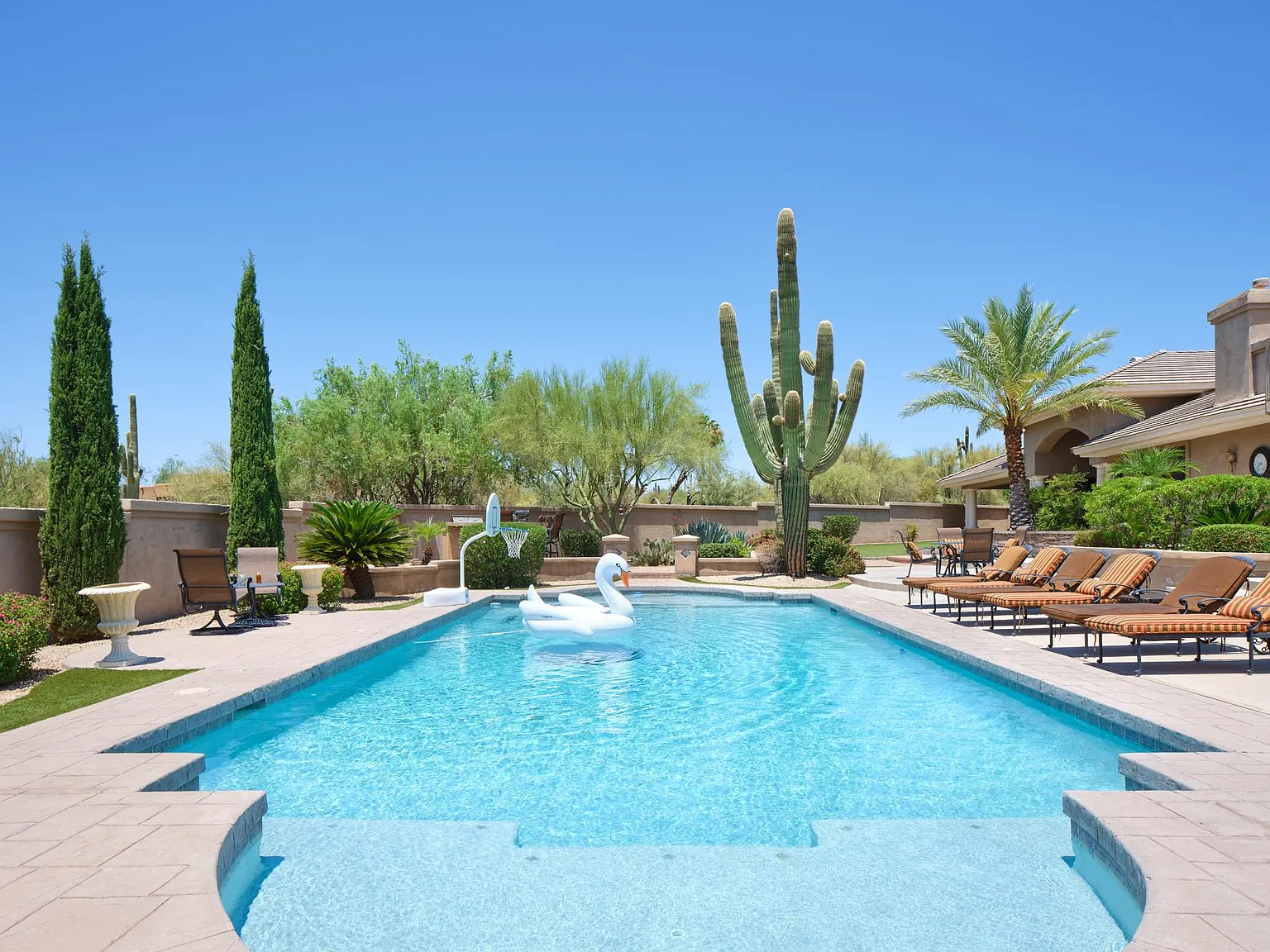 6 bed, 4012 sqft, $12,999 — Photo 4