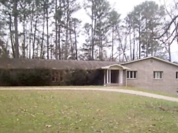 1905 Hudson Bay Dr, Northport, AL 35473