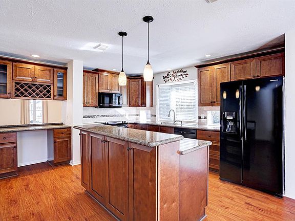 4th image of 15130 Farndale Dr