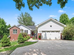 2575 County Farm Rd, Howell, MI 48843