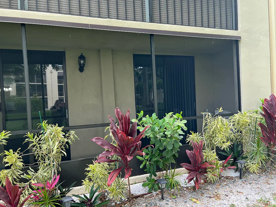 5220 Las Verdes Cir #101