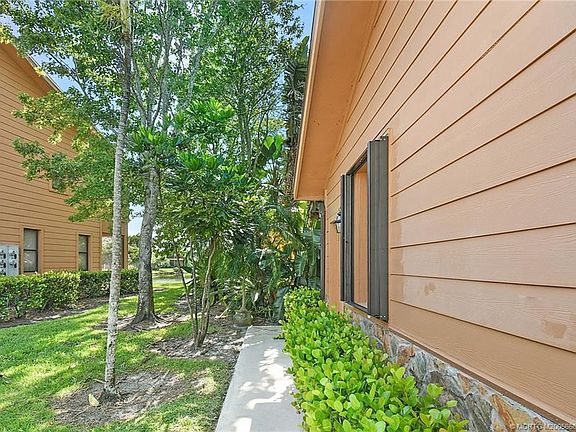 3rd image of 132 SE Crestwood Cir