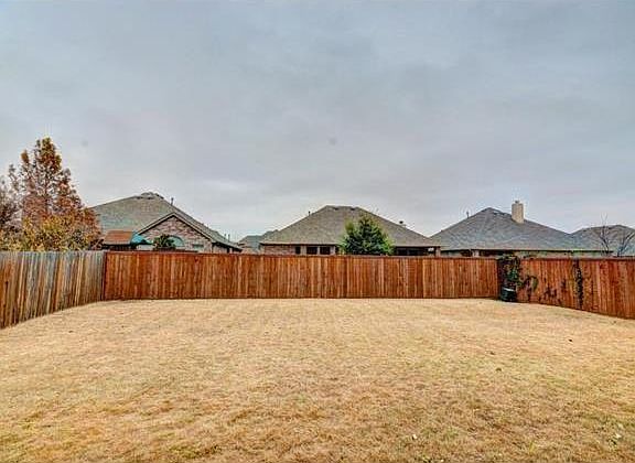 5th image of 2701 Red Oak Dr