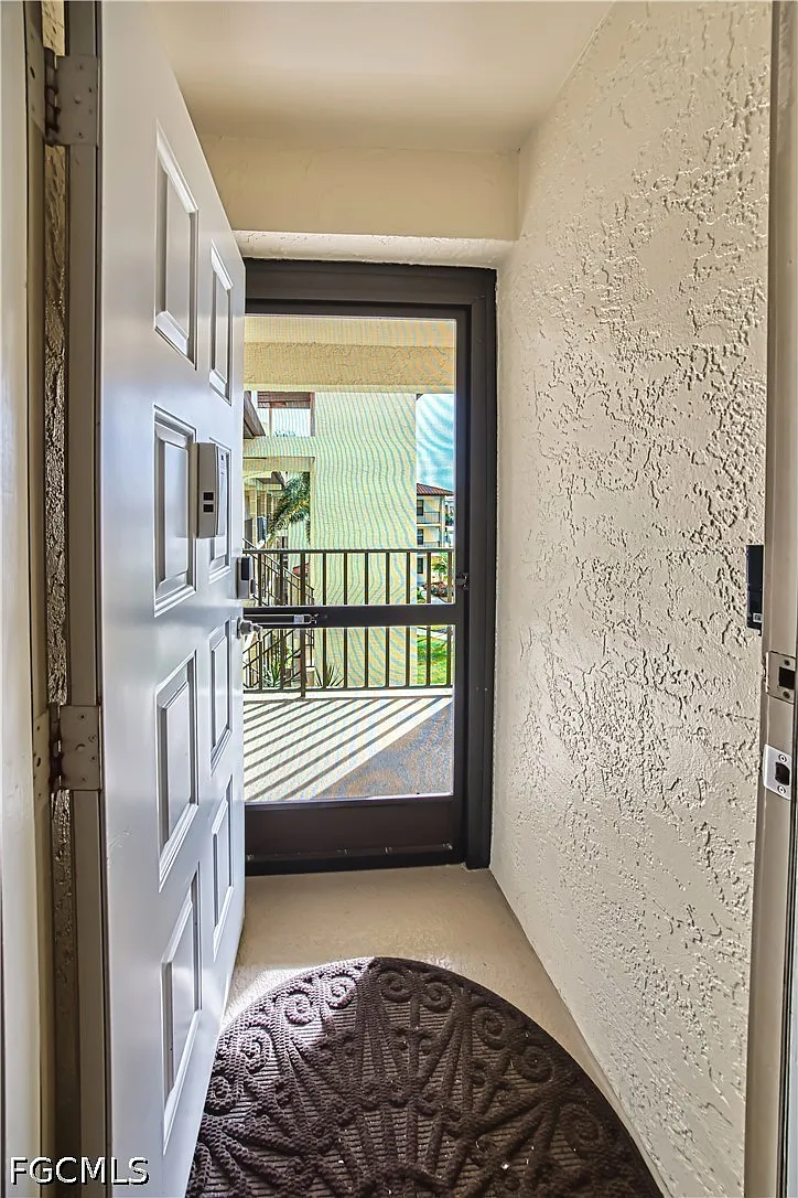2 bed, 2.0 bath, 1069 sqft, $4,750 — Photo 3