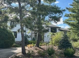 15 Rainbow Ridge Dr, Livingston, NJ 07039