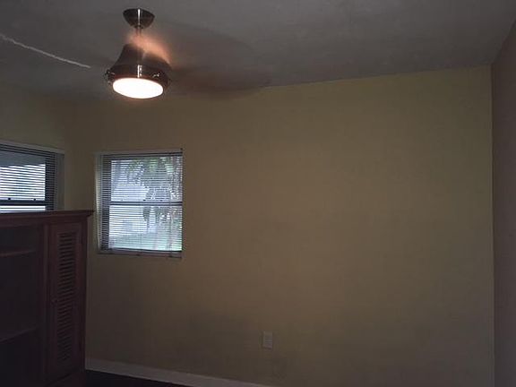 3rd image of 916 Essex Pl