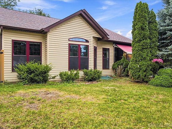 3rd image of 473 Barnaby Dr
