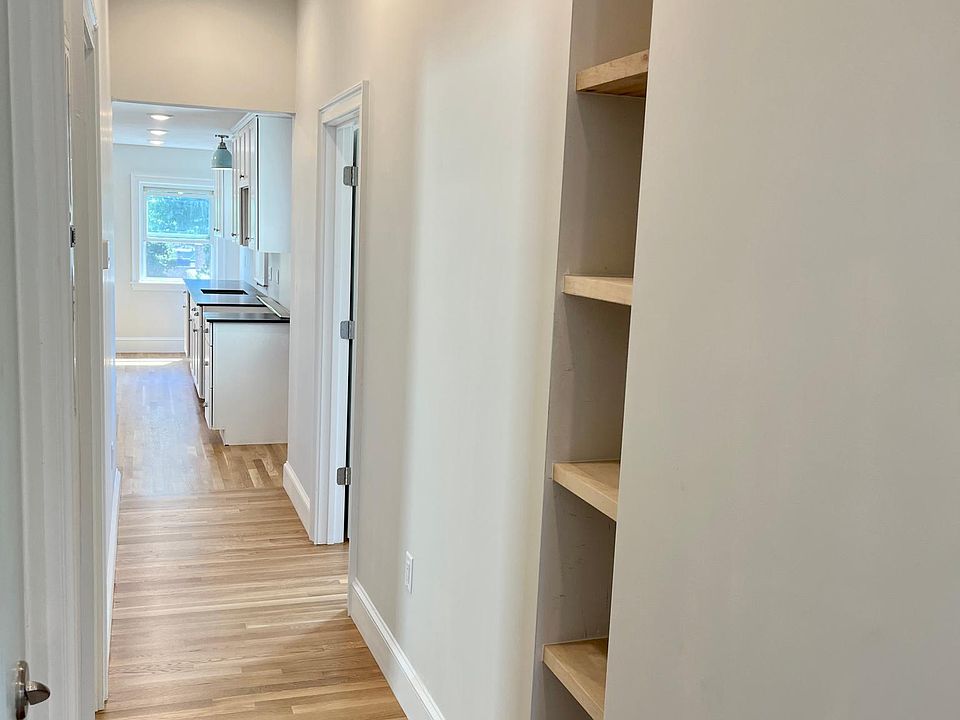 Hallway - Has a decorative niche with floating shelves