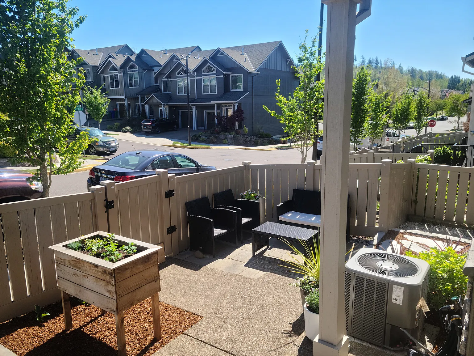 3 bed, 2.5 bath, 1942 sqft, $2,995 — Photo 3