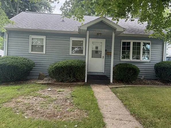 616 Spruce St, Pana, IL 62557
