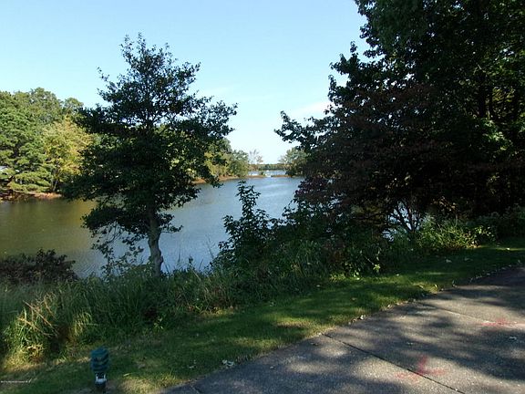 2nd image of 190A Sterling Ct #100A