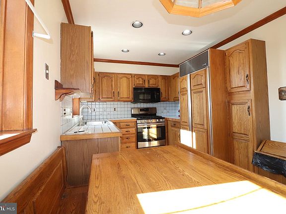 5th image of 1265 Stanwood St