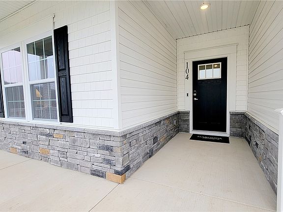 3rd image of 104 Oak Creek Dr