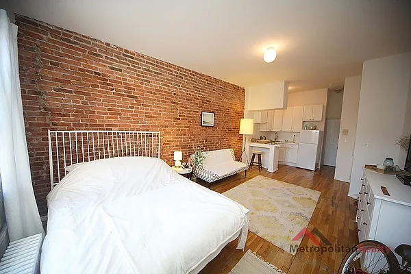 Rented by Metropolitan Realty | media 8