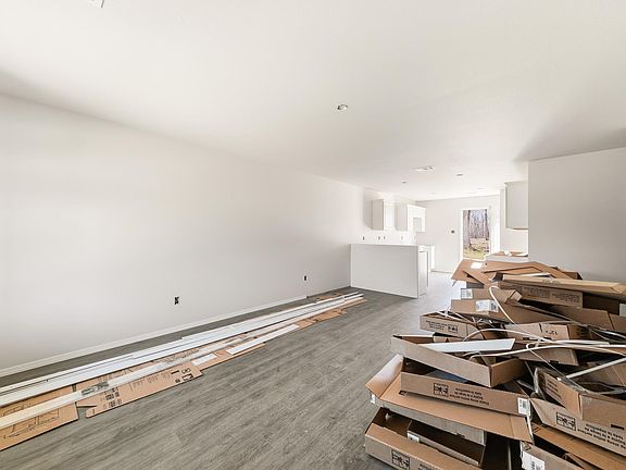 3rd image of 6 Moon Rd