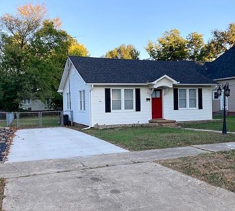 Front yard, gate to fenced yard
