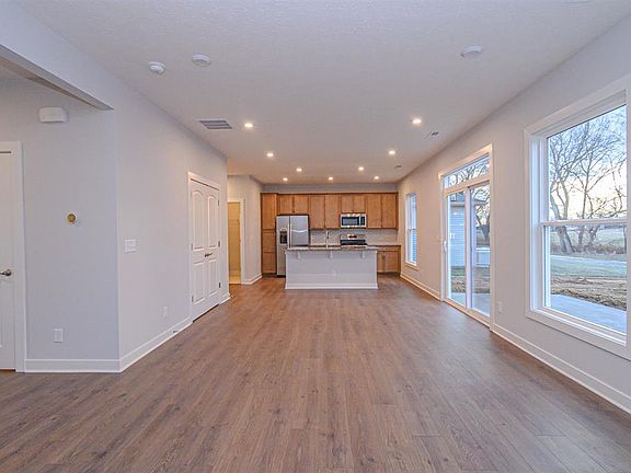 5th image of 698 Alabaster Ln