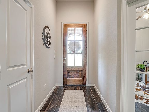 4th image of 404 Lacey Oak Ct