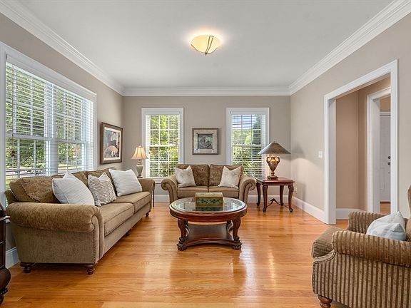 4th image of 77 Cedar St
