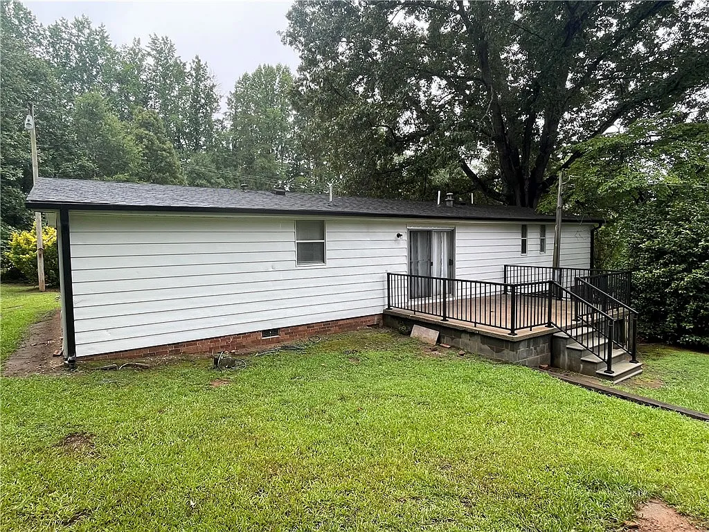3 bed, 2.0 bath, 1316 sqft, $1,425 — Photo 3