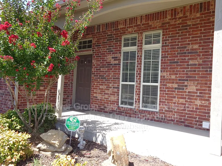 1012 W Fargo Ln — Photo 2