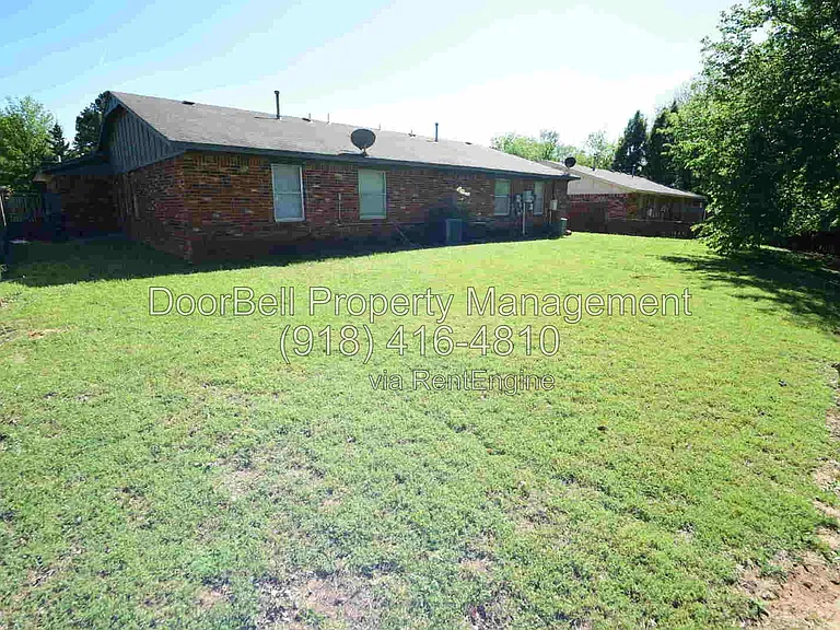 740 W Commercial St — Photo 20