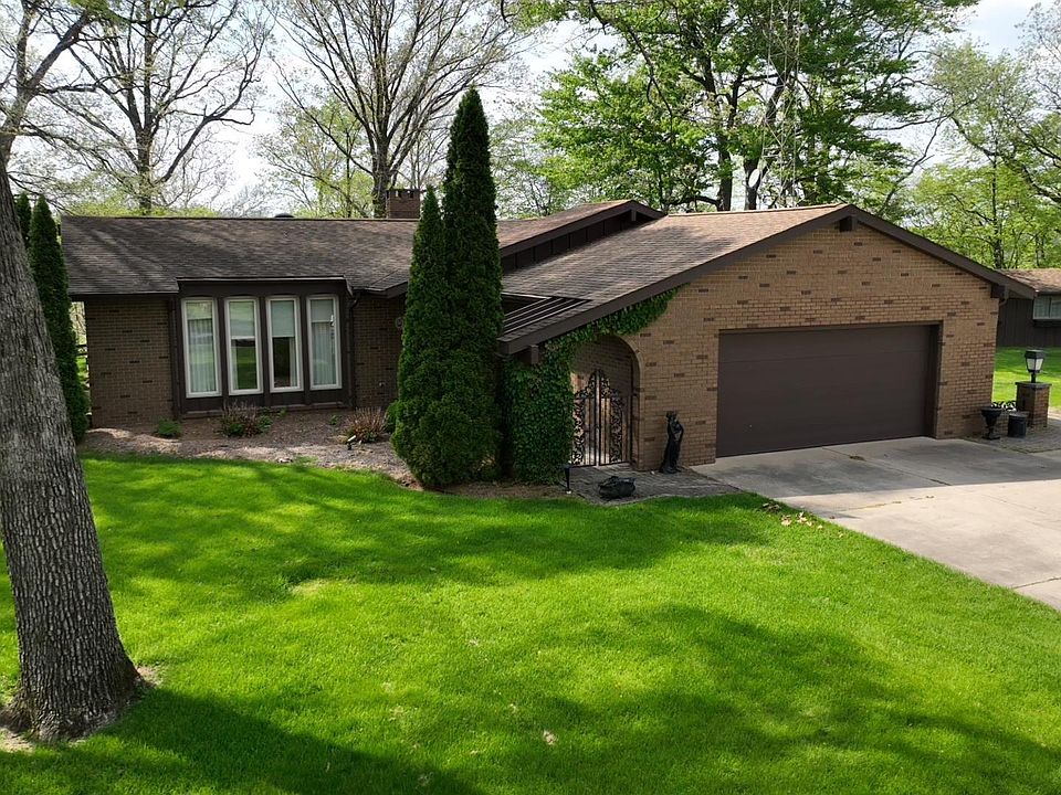 1st image of 1828 N Royal Oaks Dr