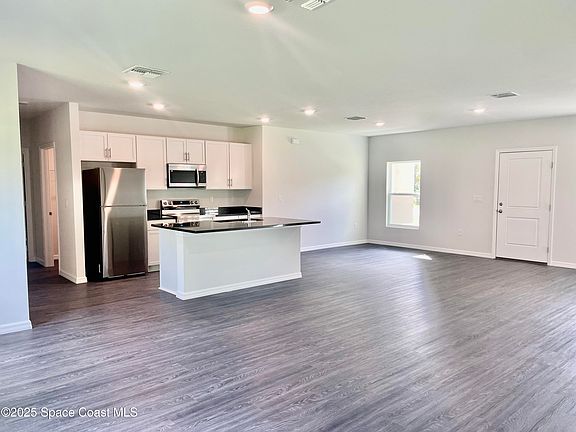5th image of 3094 San Filippo Dr SE