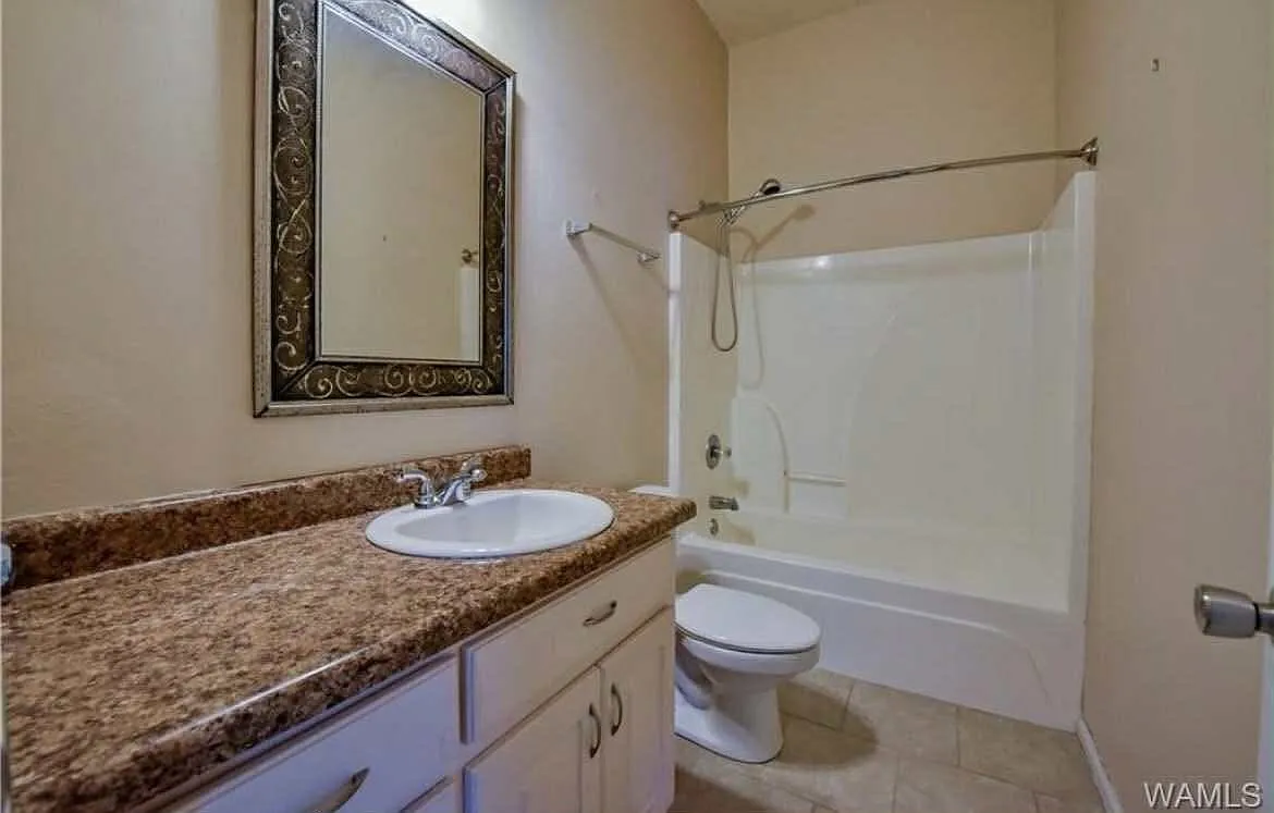 4 bed, 2.5 bath, 2350 sqft, $2,500 — Photo 2