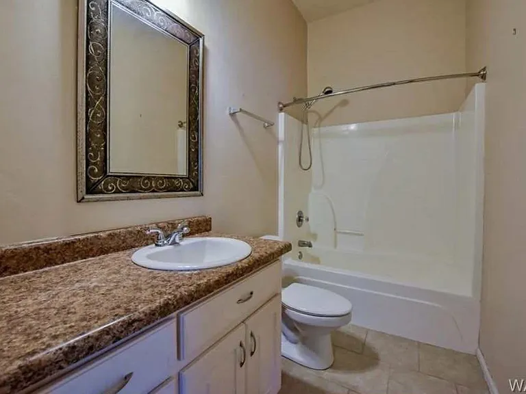 1549 Lesley Dr — Photo 2