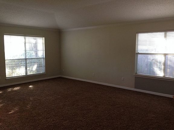 3rd image of 305 Lansdowne Ct