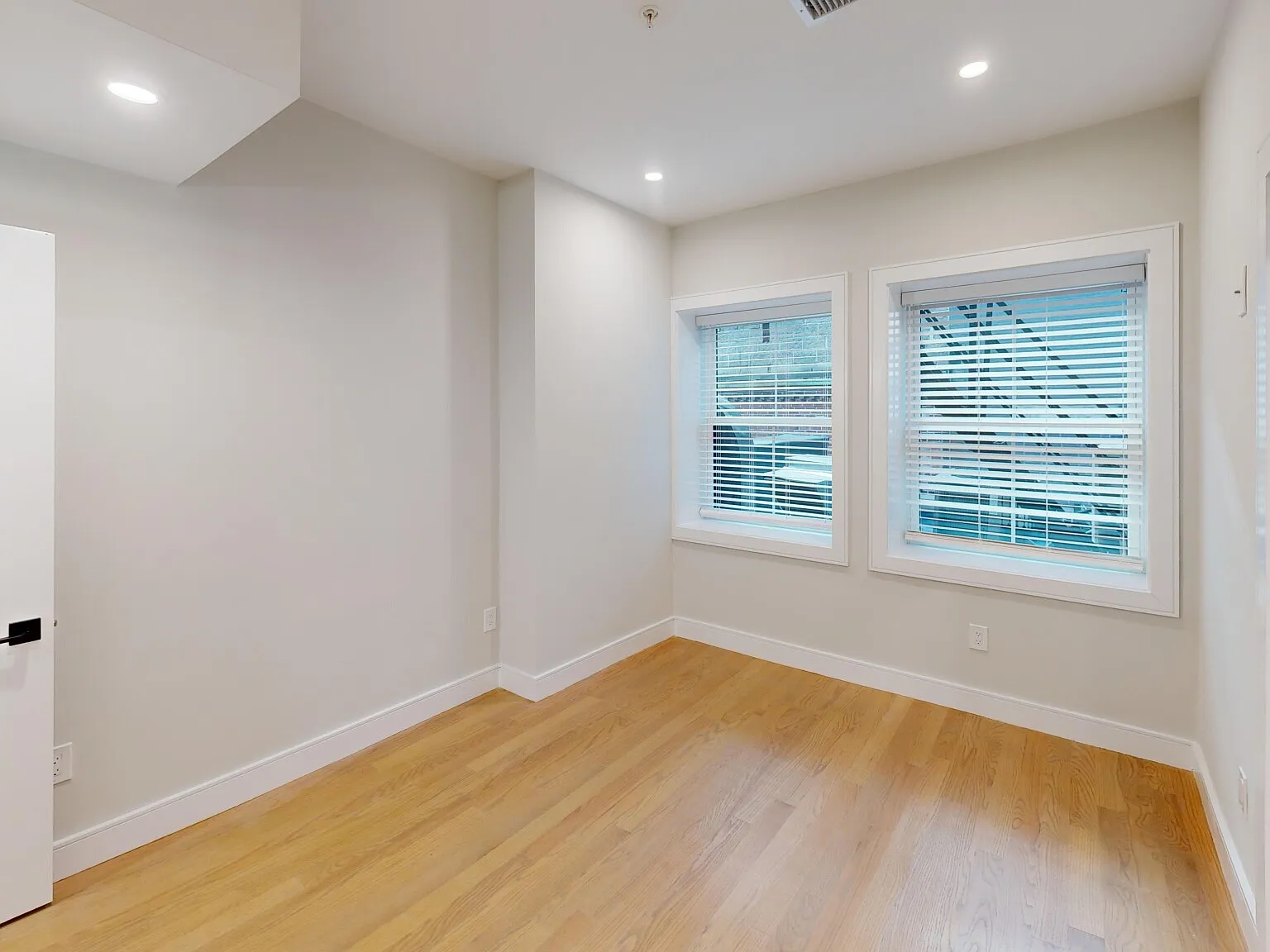 3 bed, 1.5 bath, 1100 sqft, $6,400 — Photo 2