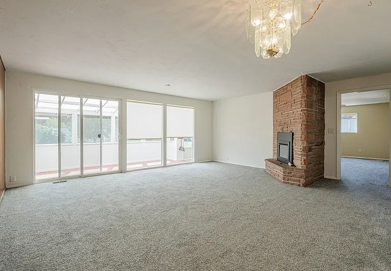 718 Brassie Dr — Photo 2