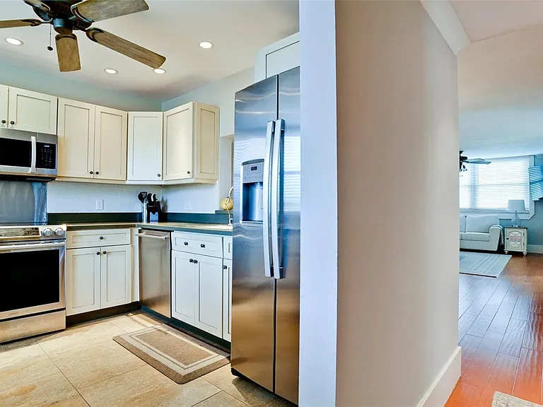 401 Palm Tree Dr — Photo 28