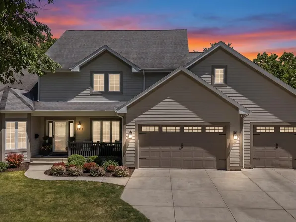 8415 Ravenswood CIRCLE, Wauwatosa, WI 53226