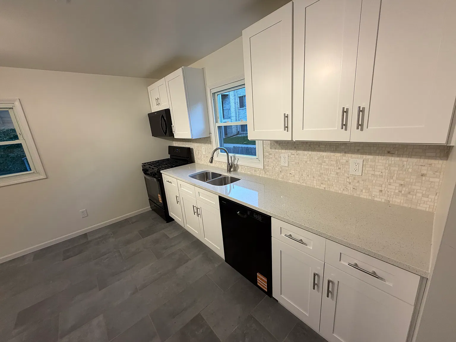 3 bed, 875 sqft, $2,195 — Photo 2