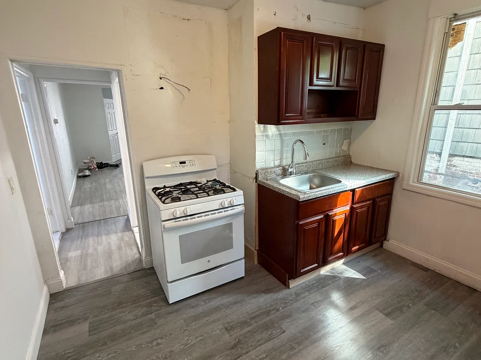 18 York Ave — Photo 2