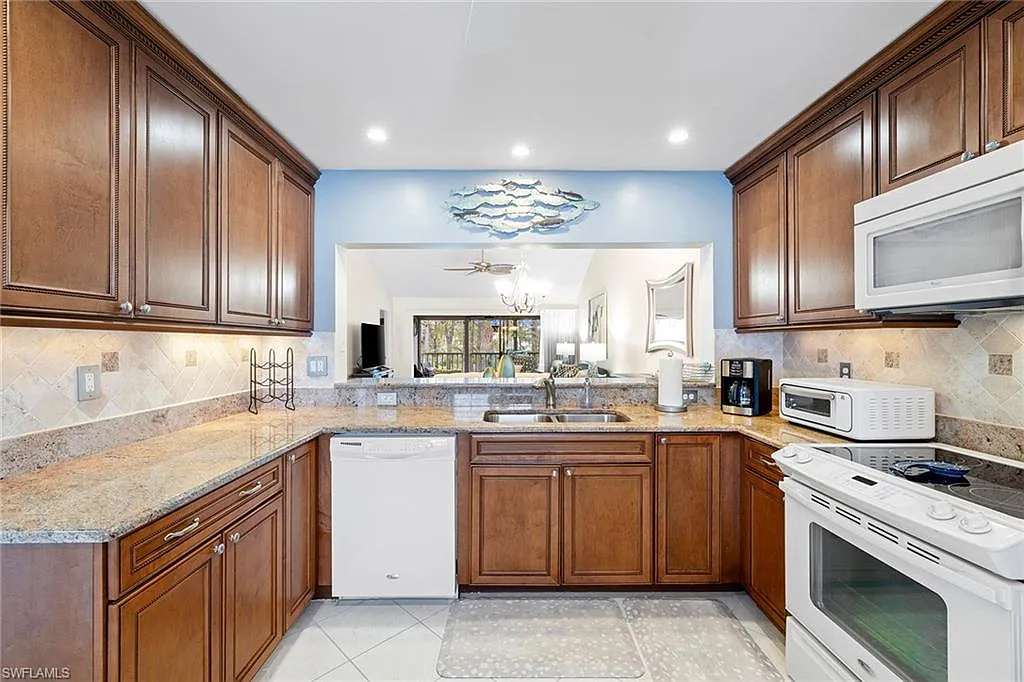 2 bed, 2.0 bath, 1900 sqft, $5,800 — Photo 2