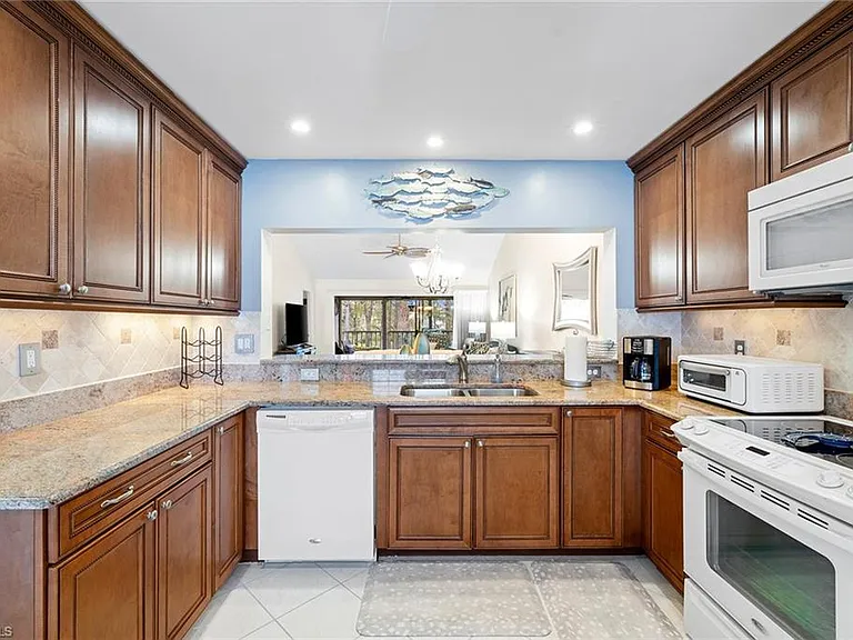 6900 Dennis Cir #J-205 — Photo 2