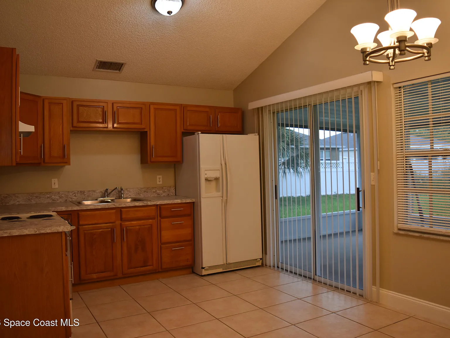 3 bed, 2.0 bath, 1064 sqft, $1,900 — Photo 3