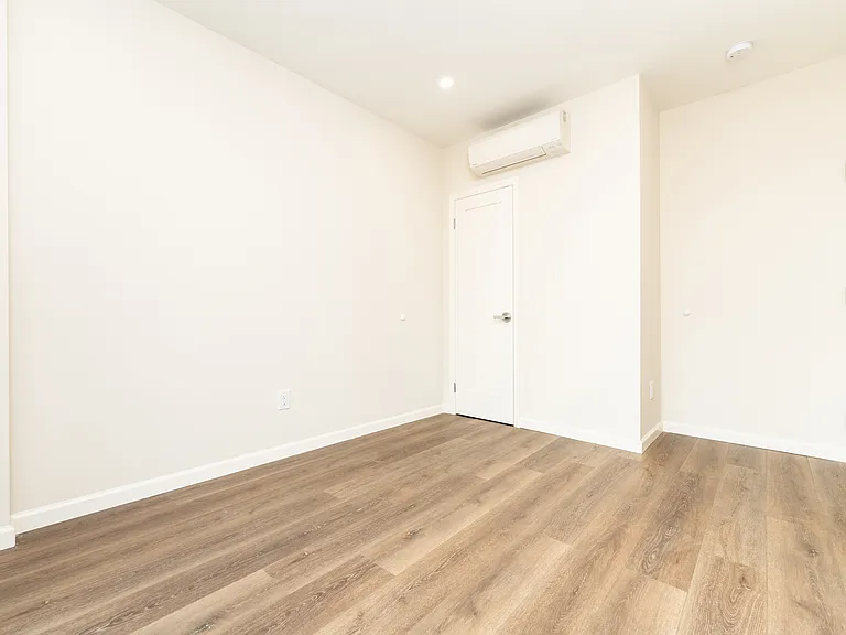 1652 E 14th St #302 — Photo 16