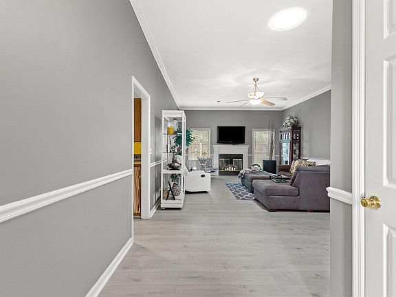 4th image of 200 Hollywood Ct