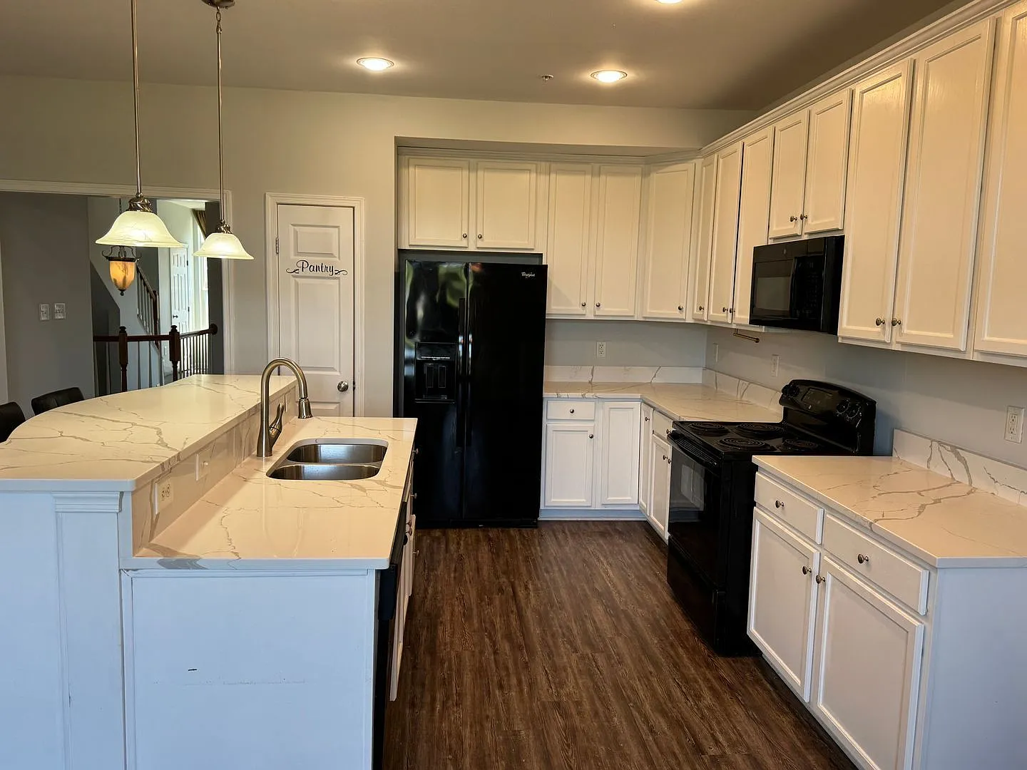3 bed, 3.0 bath, 2600 sqft, $2,700 — Photo 2